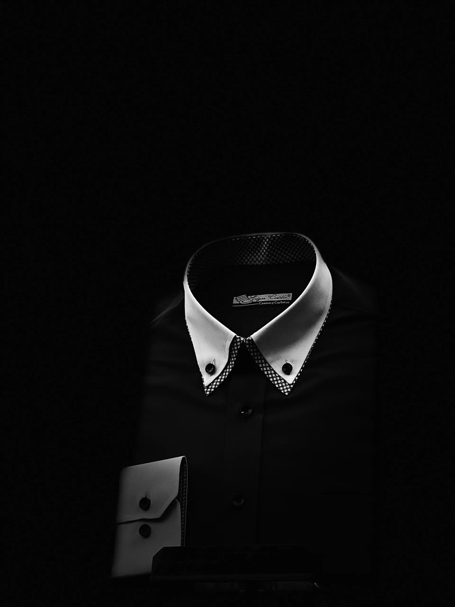 Camisa negra de Camisas Edgar Castillo